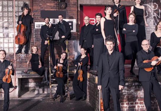 Ulrich Kern dirigiert das Ensemble Resonanz Hamburg